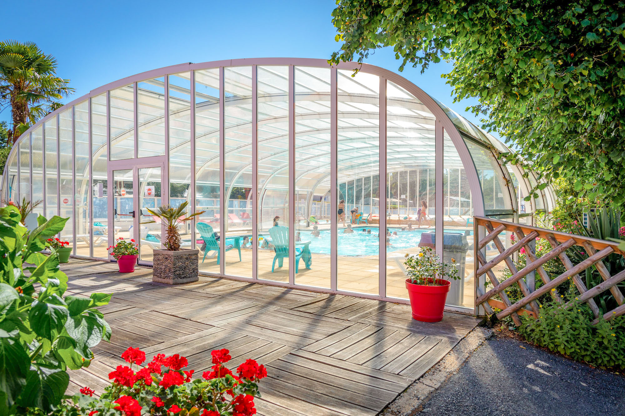 Vue sur Piscine Camping la blanche hermine