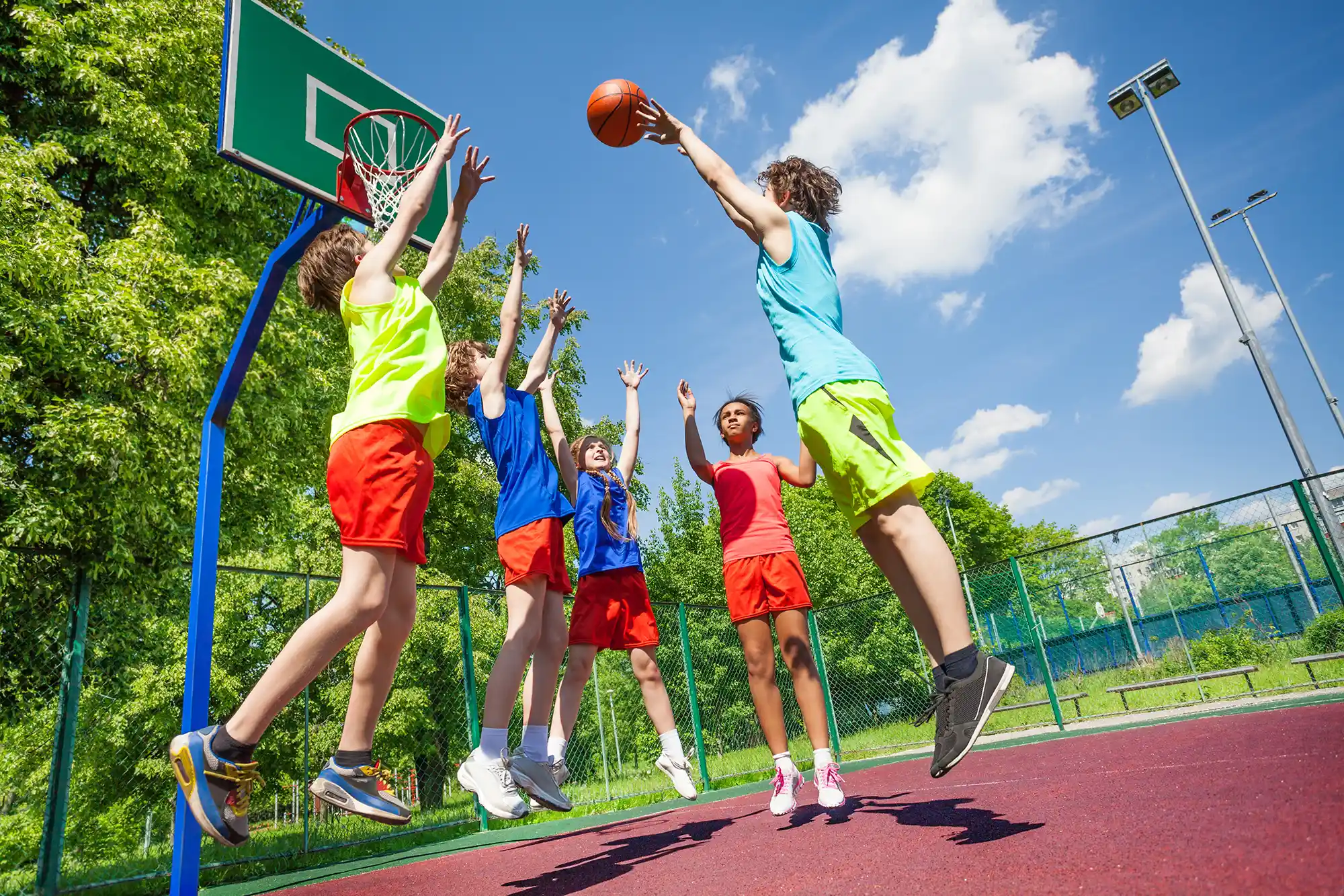 jeunes jouent à basket activités sportives au calping à Muzillac
